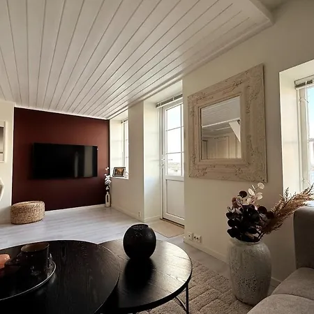 Historic Old Town 2br Duplex, Sea Views & Balcony Apartment *