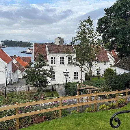 Historic Old Town 2br Duplex, Sea Views & Balcony