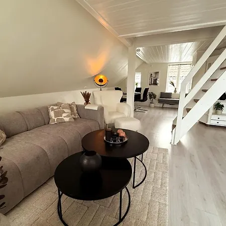 Historic Old Town 2br Duplex, Sea Views & Balcony *