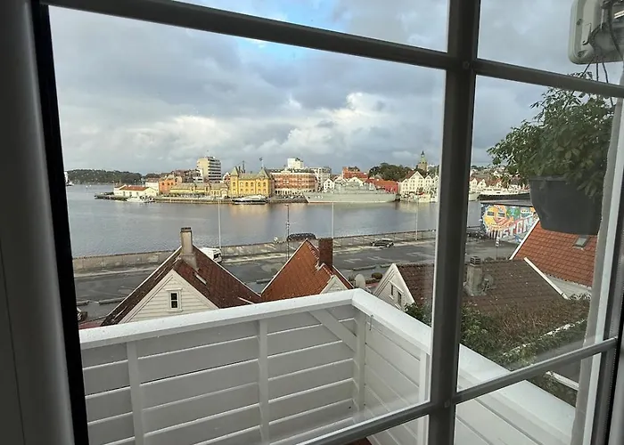 Panoramic Sea-view With Balcony Centre Apartment